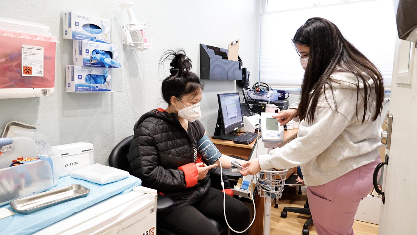 阿罕布拉醫療中心的慈濟志工為病患陳巧文做治療前的常規檢查。攝影/駱淑麗