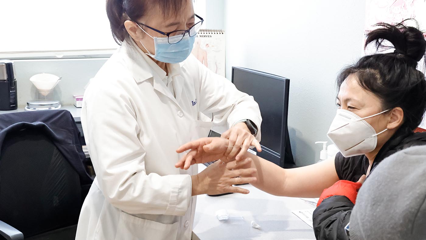 中醫師陳正香為病患陳巧文的手部施針幫助治療肩周炎。攝影/駱淑麗