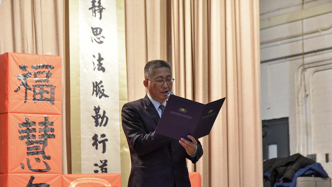 慈濟紐約分會執行長蘇濟義恭讀證嚴法師給洛杉磯山火災民的公開信。攝影／劉輝