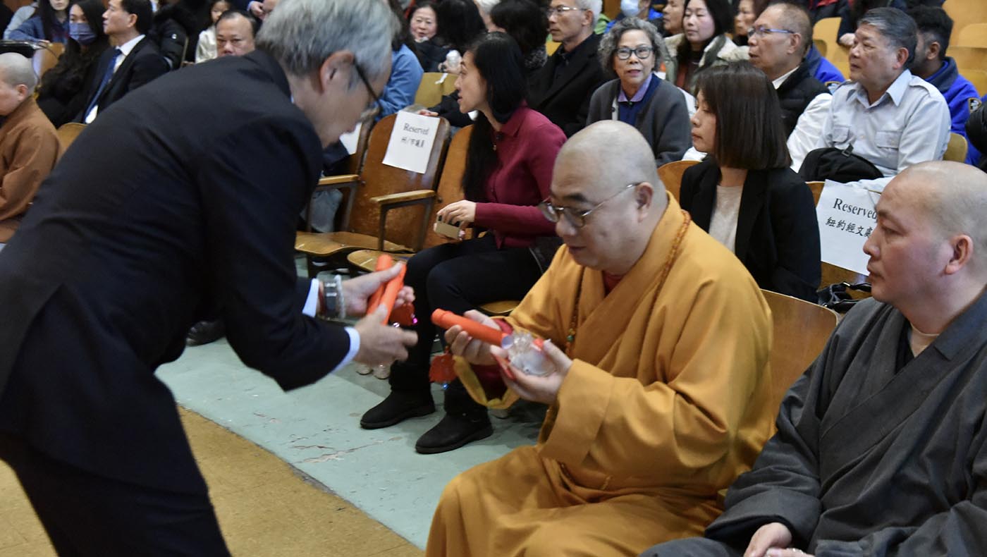 慈濟紐約分會為每一位出席活動的來賓準備了喜氣和福氣滿滿的伴手禮。攝影／劉輝