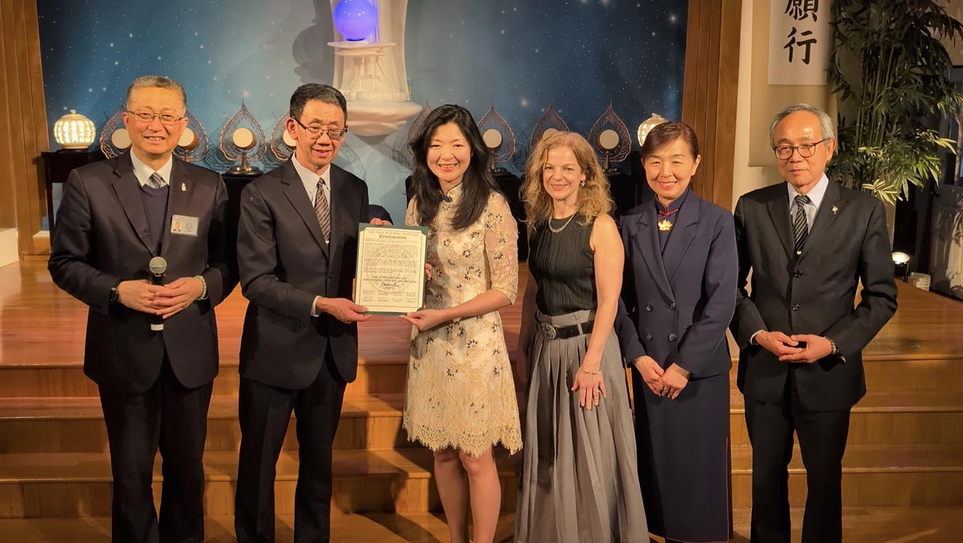 北亨普斯特鎮市議員劉巧怡代表該鎮表揚慈濟對當地社區的貢獻。攝影／陳敬華