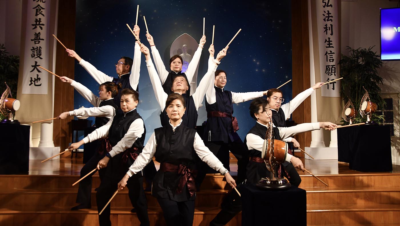 長島靜思鼓隊演繹證嚴法師講述《地藏經》輯錄的《藥師經終曲》。攝影／張穎詩
