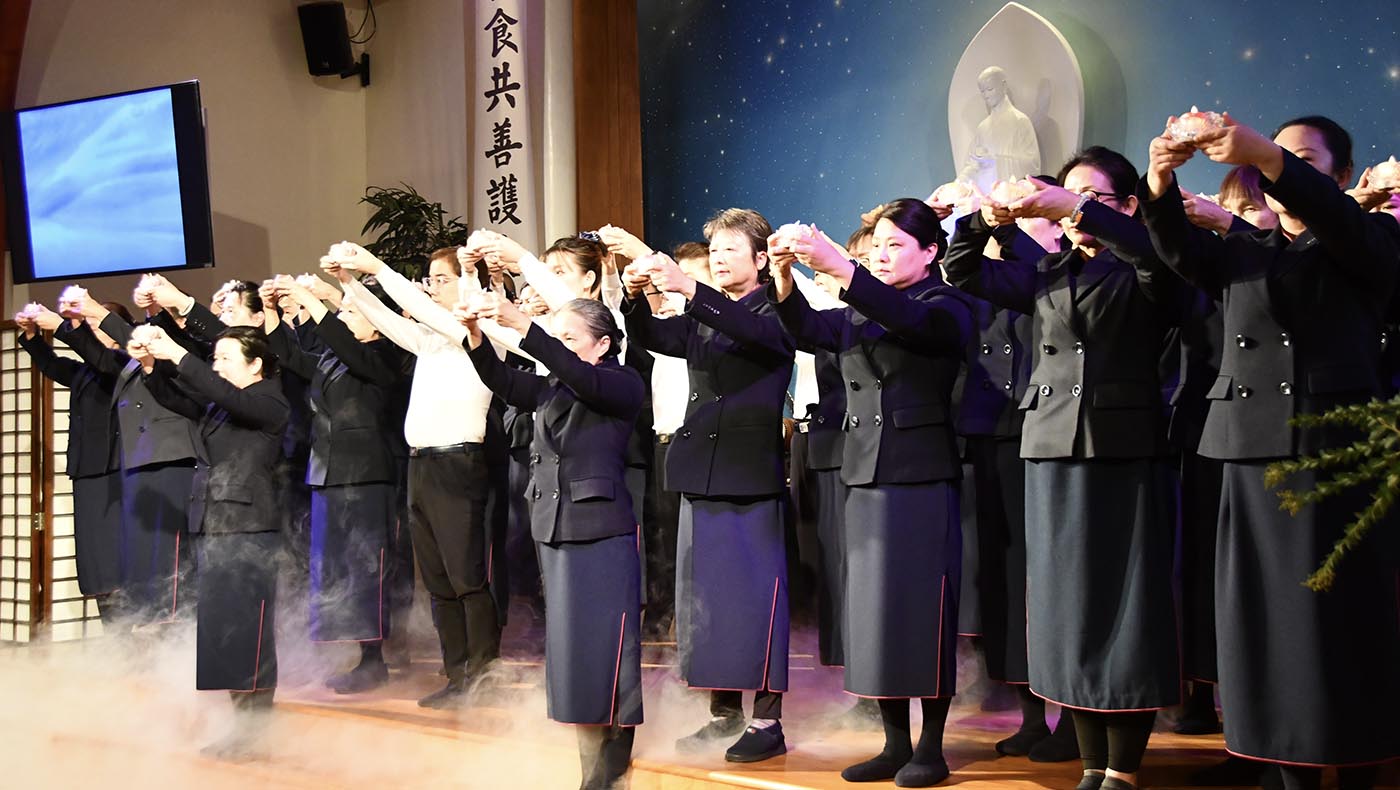 志工們捧著心燈，大家一起為社區和加州大火祈禱。攝影／張穎詩