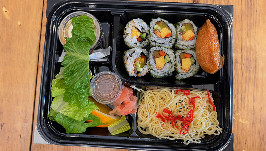 可口又營養的蔬食便當，有壽司、沙拉、涼麵和水果。攝影／蘇慧情