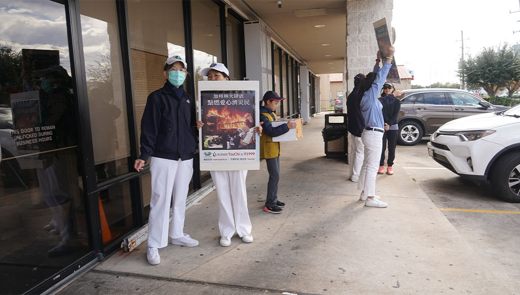 志工帶著慈少一起為洛杉磯山火災民募愛，學習為社區、為社會付出。攝影／葉晉宏