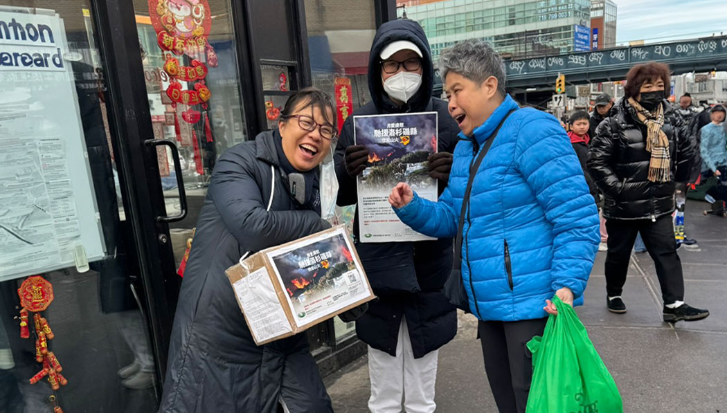 當地很多的華人早已熟識慈濟志工，冬日裡在街頭相遇，非常歡喜。攝影／正卓瀅