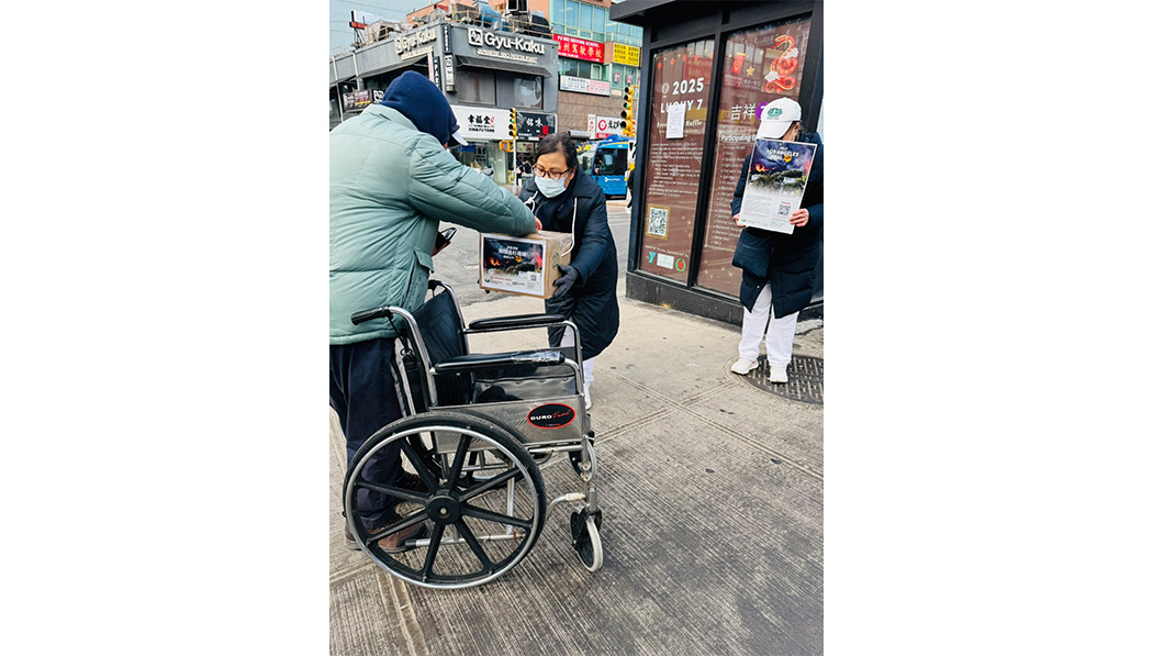 志工們大聲地高喊口號，請民眾幫助洛杉磯山火災民，願意發心的民眾也越來越多。攝影／正卓瀅