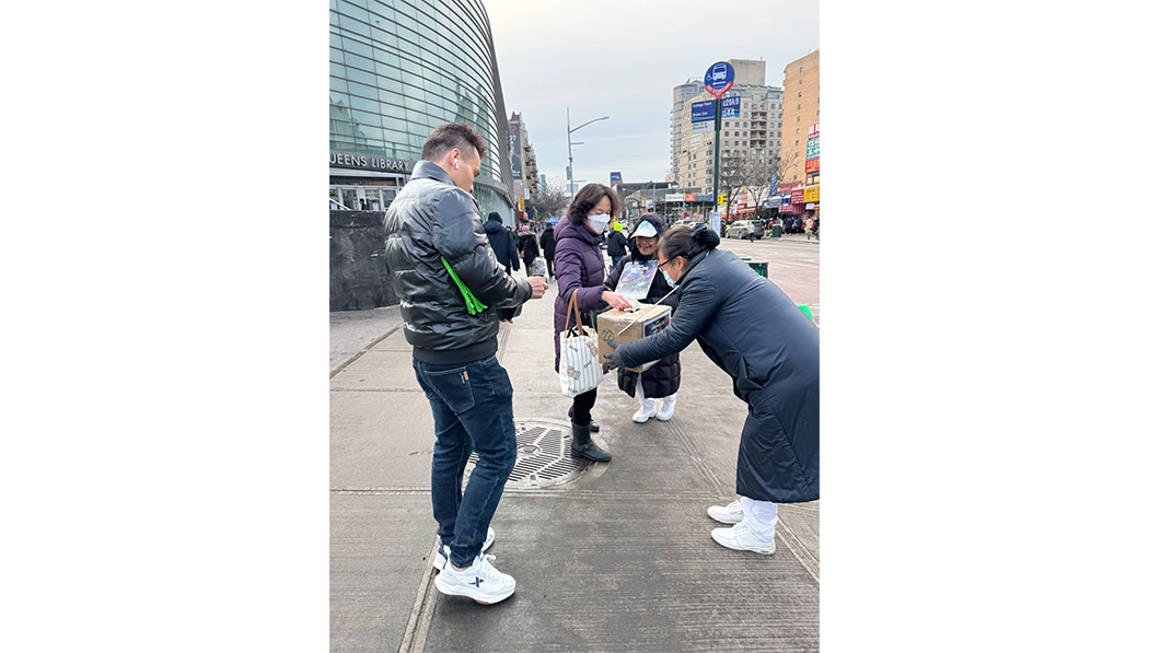 志工們大聲地高喊口號，請民眾幫助洛杉磯山火災民，願意發心的民眾也越來越多。攝影／正卓瀅