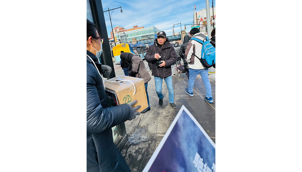 有的民眾看到慈濟志工在街頭募款，遠遠地就拿出錢準備投入募款箱。攝影／正卓瀅