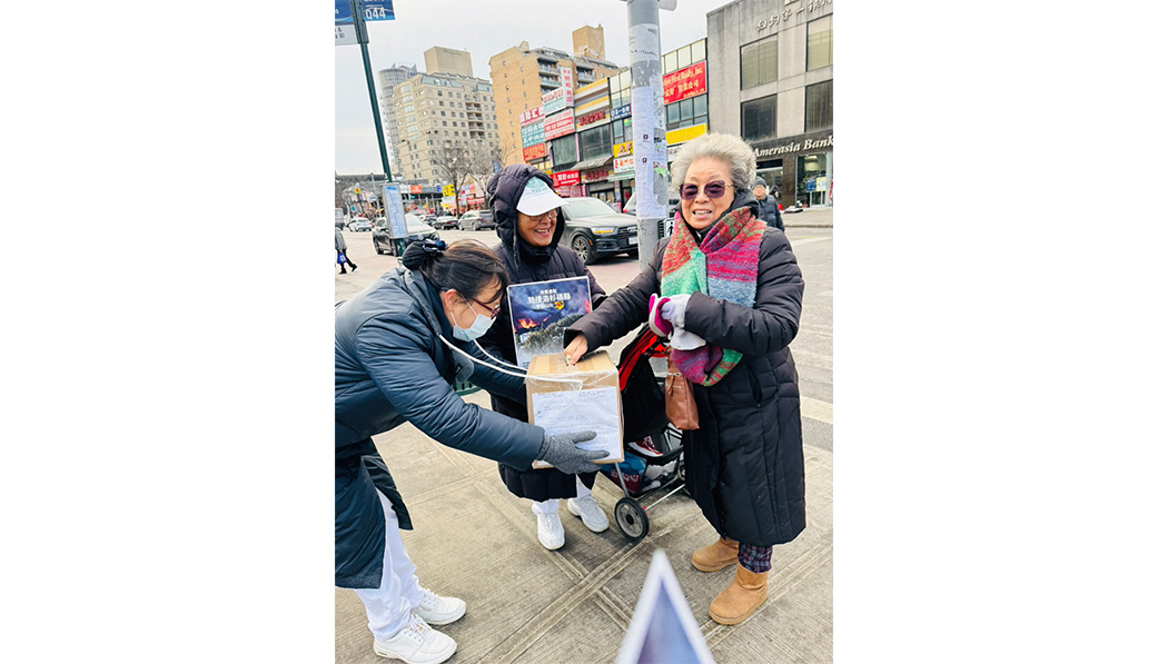 民眾脫下防寒的手套，打開小錢包拿錢投入募款箱。攝影／正卓瀅