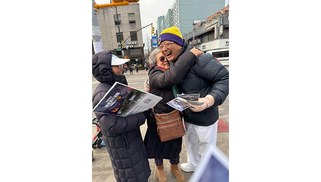 當地很多的華人早已熟識慈濟志工，冬日裡在街頭相遇，非常歡喜。攝影／正卓瀅