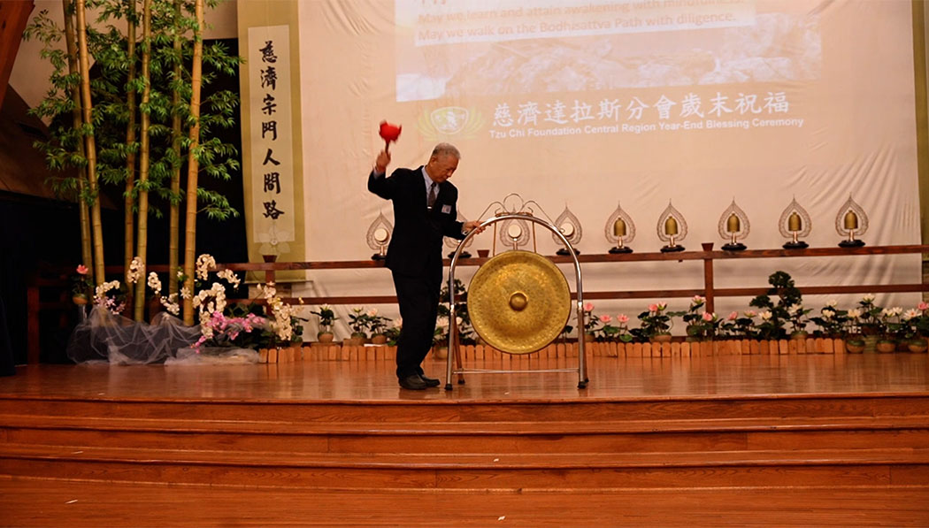 達拉斯分會執行長凌源良敲鑼迎新年，鑼聲響亮祈求人心淨化、社會祥和、天下無災。攝影／關爾