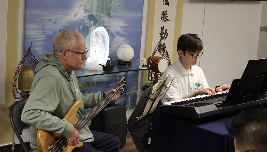 人文學校的弦樂表演，讓愛傳處去攝影／鄭國智