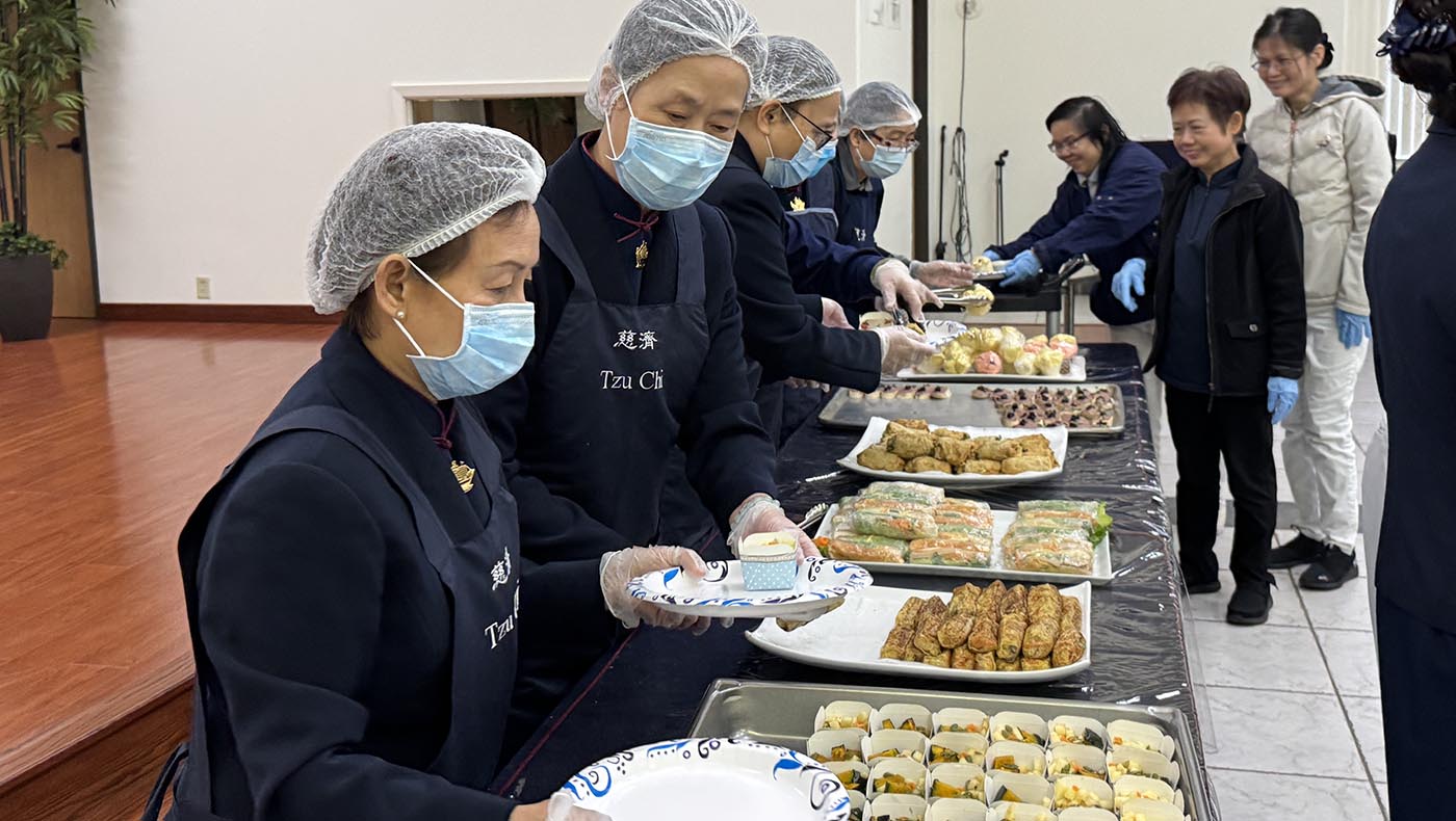 香積團隊用心準備蔬食餐點，除了先設計食譜、備好食材、切洗烹煮之外，還要細心擺盤和分裝，工序繁瑣。攝影／許維真
