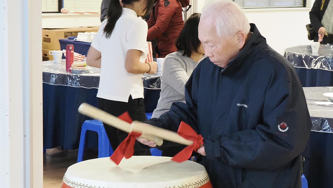 84歲的慈濟人醫會召集人韓明元醫師表演敲鼓為眾人祈福。攝影／廖述超