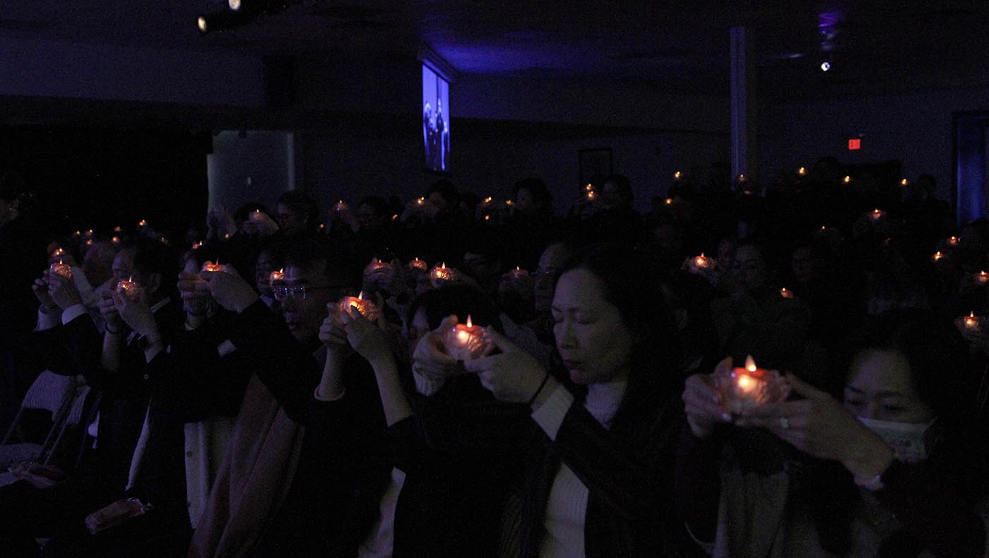 會眾點心燈祈福，願人心淨化、社會祥和、天下無災無難。攝影／李仁傑