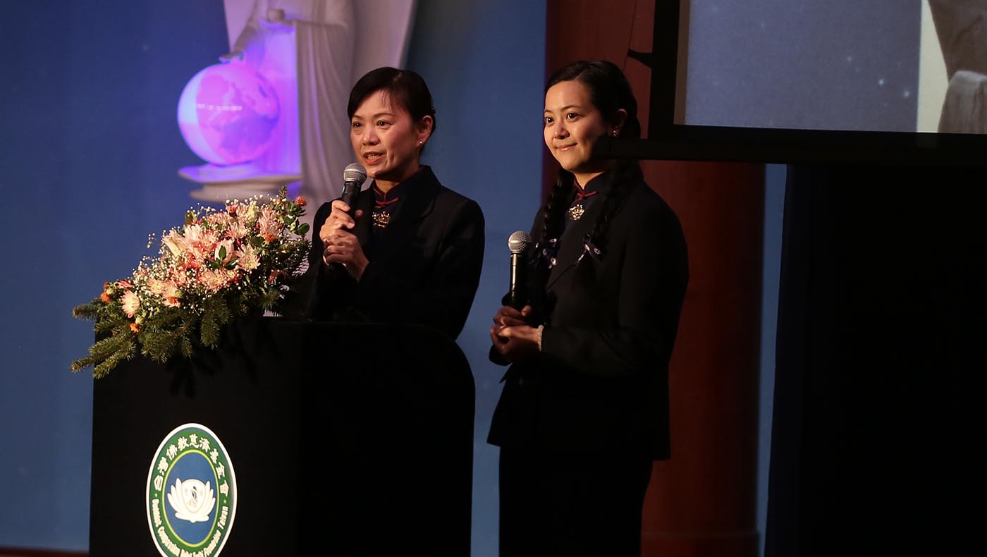 主持人張淑貞及周明琪用中英文介紹歲末祝福感恩會節目內容。攝影／李仁傑