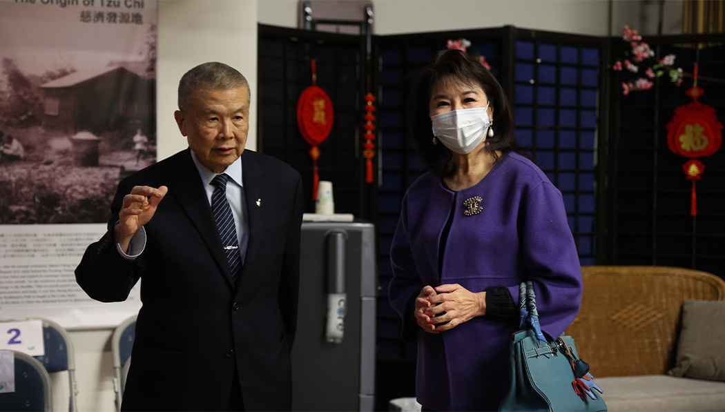 「保富銀行」執行副總裁何興華聆聽慈濟聖谷愛滿地聯絡處負責人陳健解說慈濟發放的物資。攝影／駱淑麗