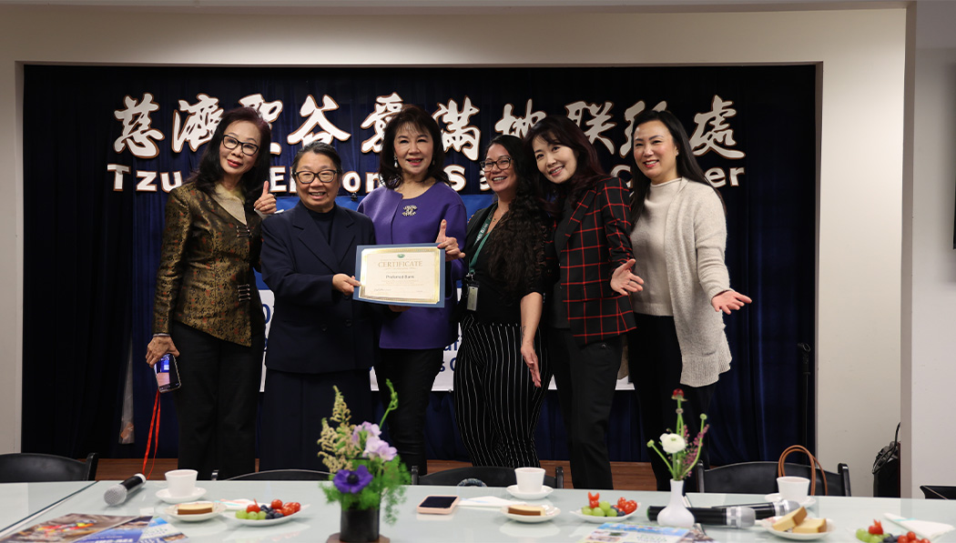 慈濟美國總會執行長曾慈慧代表向「保富銀行」團隊頒發感謝狀。攝影/駱淑麗