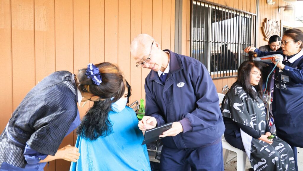 Volunteers thoughtfully provide hairstyles for the students to consider. Photo/Shuli Lo