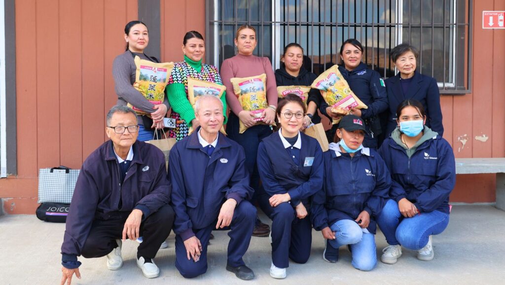 In addition to haircutting services, Tzu Chi volunteers bring rice to the staff and students of the Classroom of Hope. Photo/Shuli Lo