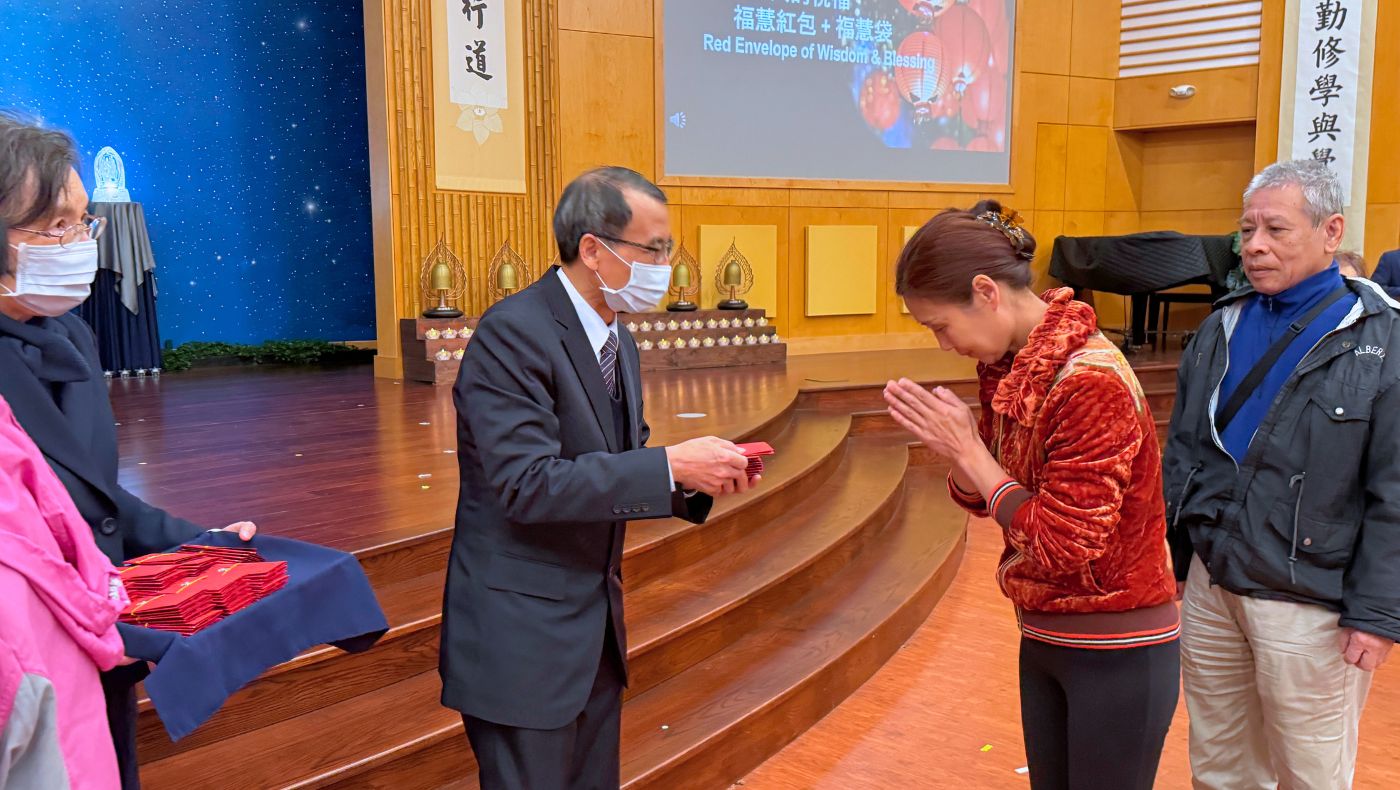 德州分會執行長羅濟嶢代表，將證嚴法師的福慧紅包送給會眾、大德、志工。攝影／許維真