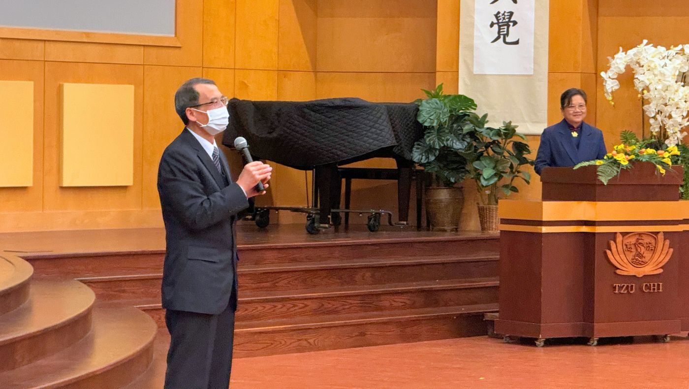 德州分會執行長羅濟嶢（左）致詞歡迎大家蒞臨，圖右是承擔開場的司儀楊修碧（Shiou-Bih Yang）。攝影／許維真