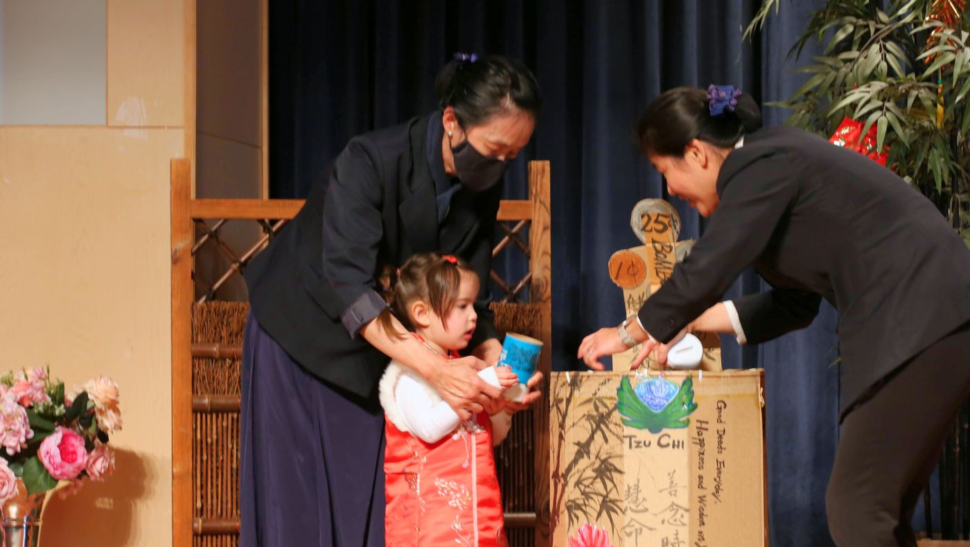 蒙洛維亞幼兒園演出竹筒回娘家。攝影／蔡怡暄