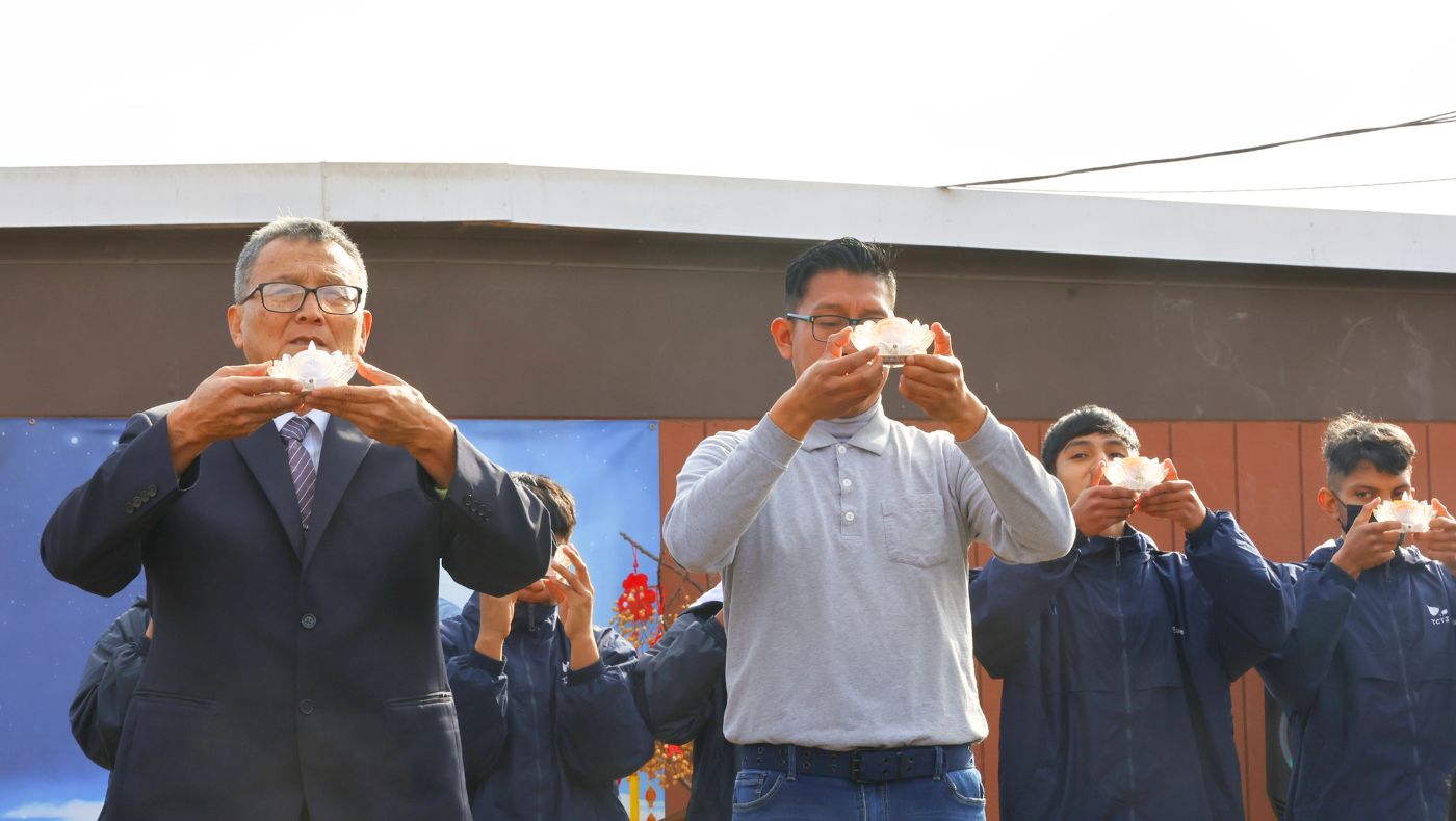 志工王思宏醫師（左）及希望教室職工一起點心燈祈禱。攝影／駱淑麗