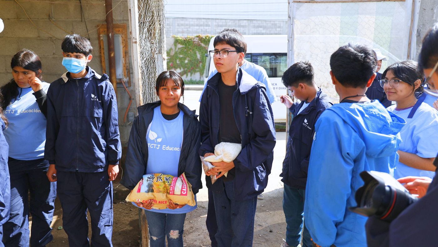 「希望教室」學生為山區貧戶送來米和食物。攝影／駱淑麗