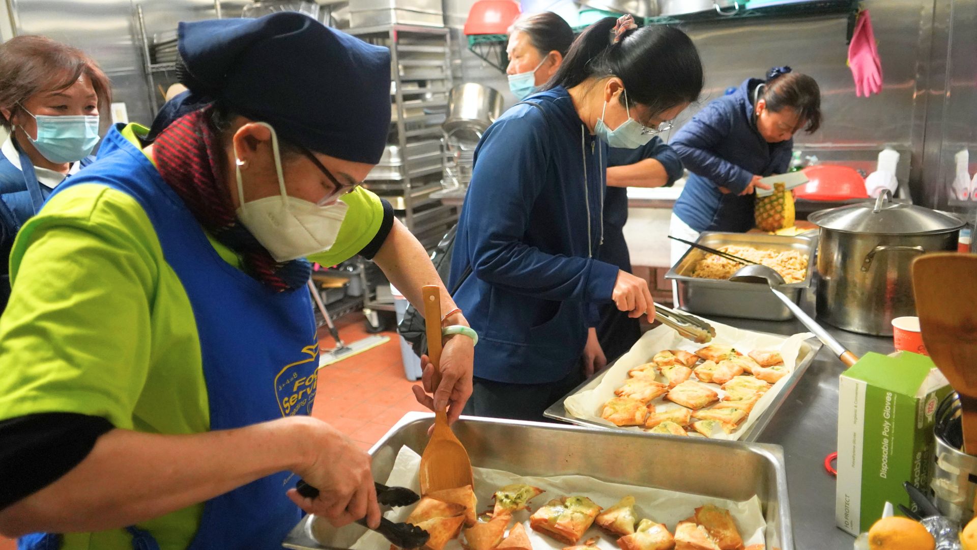 葉晉宏是真善美志工,不忘帶上攝影器材,亦不忘隨時為慈濟人留下動人身影。攝影/葉晉宏