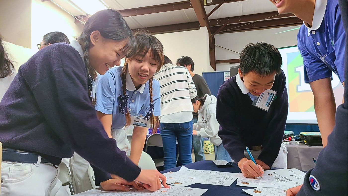 佛瑞斯諾州立大學兩位慈青與社區志工在進行破冰游戲。攝影／黃世量