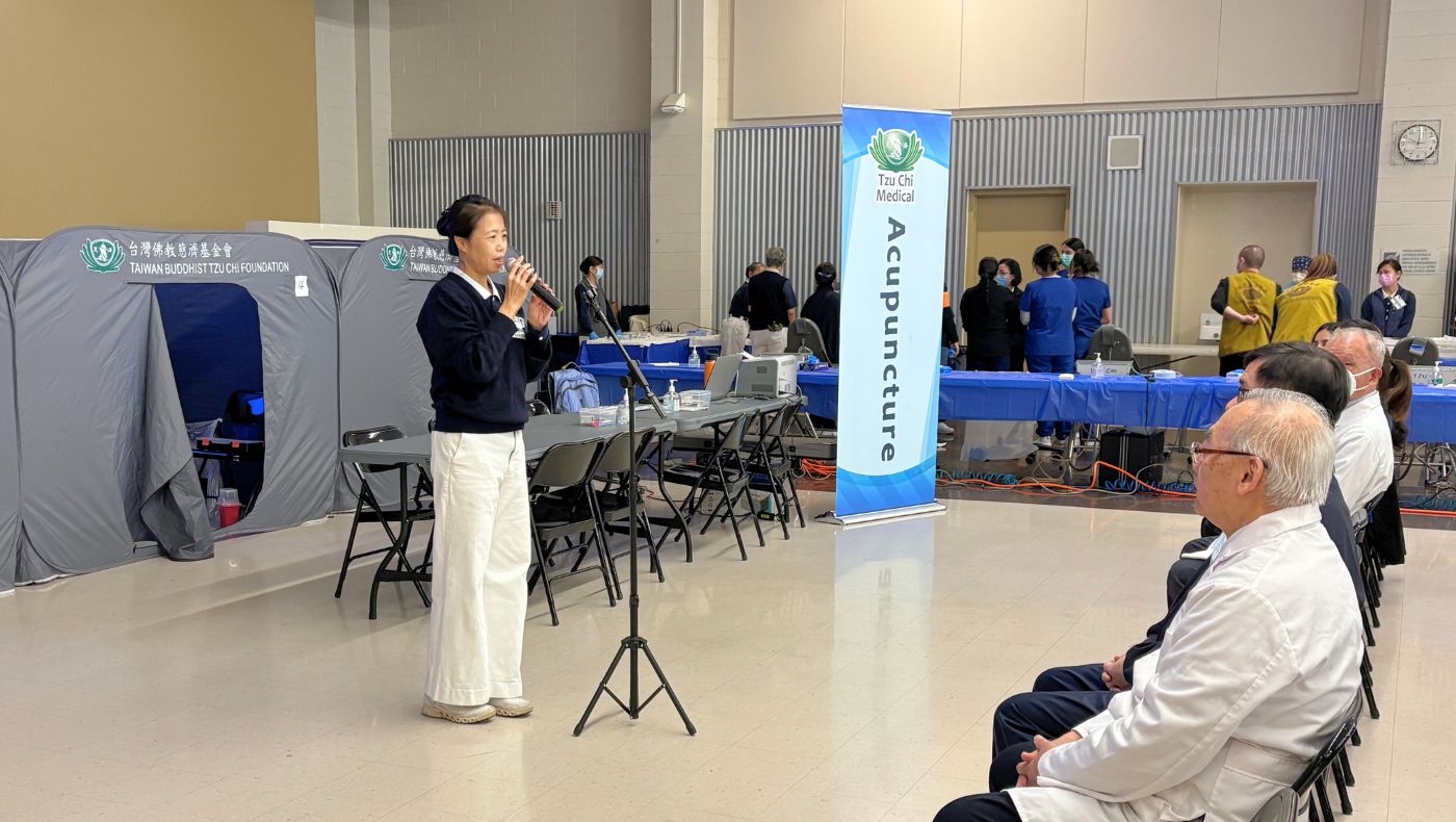 醫療幹事甘佩玉要帶動全體人員做簡單瑜珈，使志工放鬆身心。攝影／張瑞龍