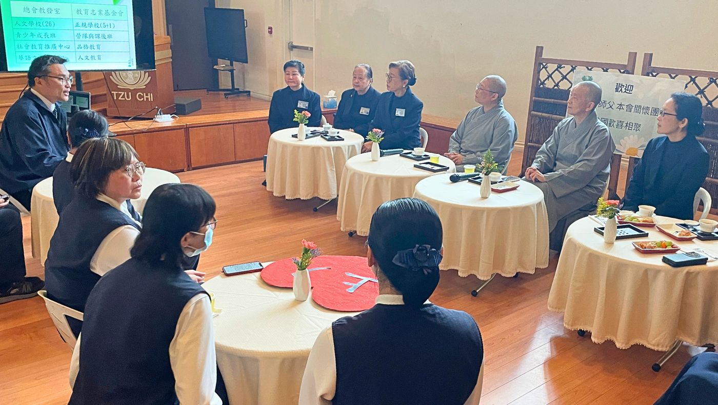 教育基金會團隊全體職工向參訪團做工作簡報。攝影／錢美臻