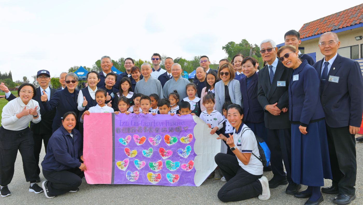 慈濟美國教育基金會、慈濟大愛幼兒園師生熱烈歡迎來自花蓮靜思精舍的德悅師父、德瑋師父及本會關懷團。攝影／黃友彬