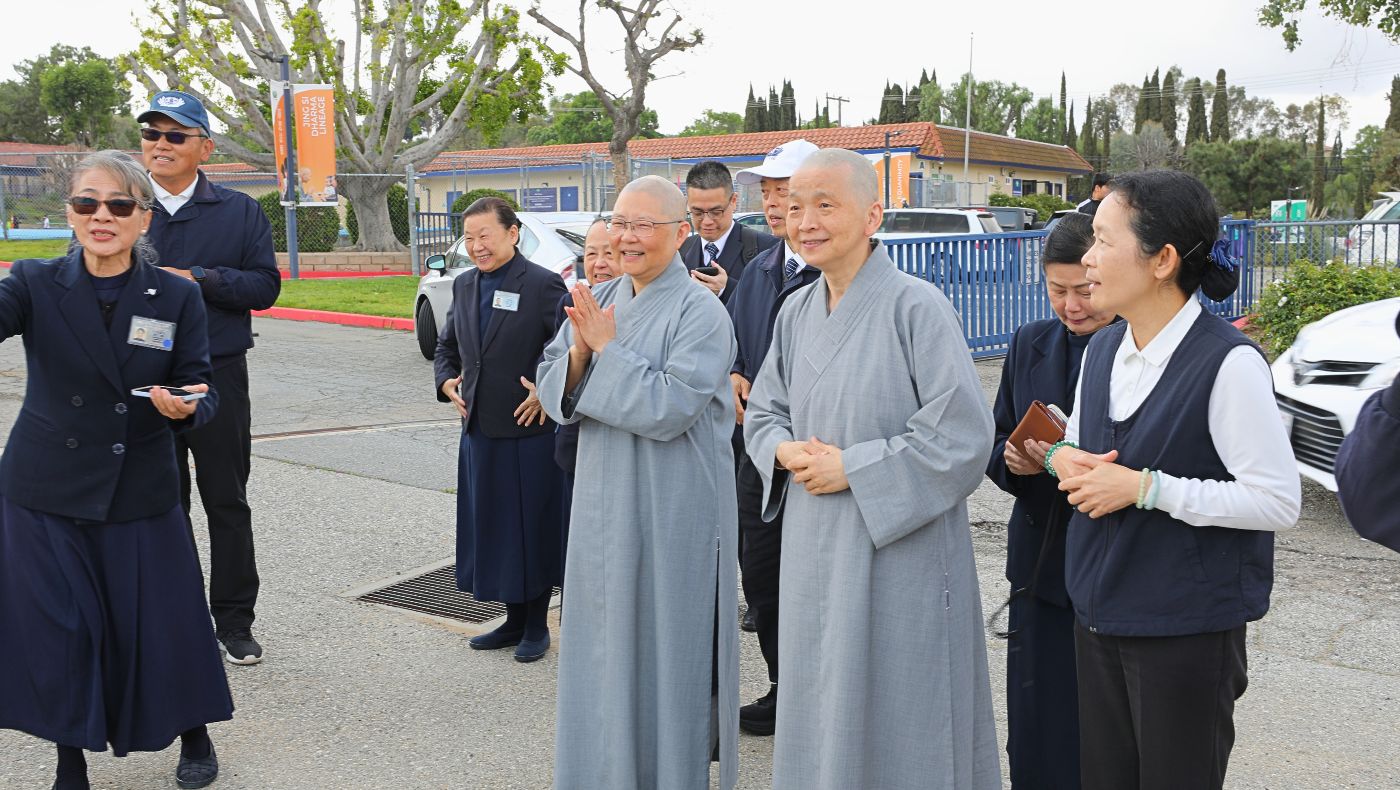 德悅師父、德瑋師父來到慈濟核桃教育園區，看到孩子們露出慈愛的歡喜。攝影／黃友彬