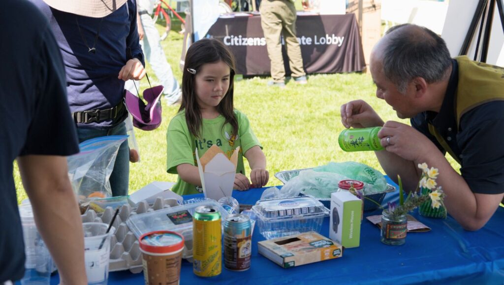Asistentes al evento se sorprenden al descubrir que artículos comunes reciclables pueden transformarse en ropa y artículos de uso diario. Los voluntarios difundieron el concepto de reciclaje y reutilización. Foto/Wen Chu