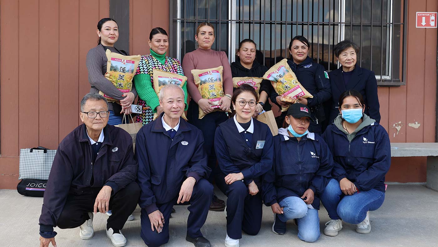 In addition to haircutting services, Tzu Chi volunteers bring rice to the staff and students of the Classroom of Hope. Photo/Shuli Lo