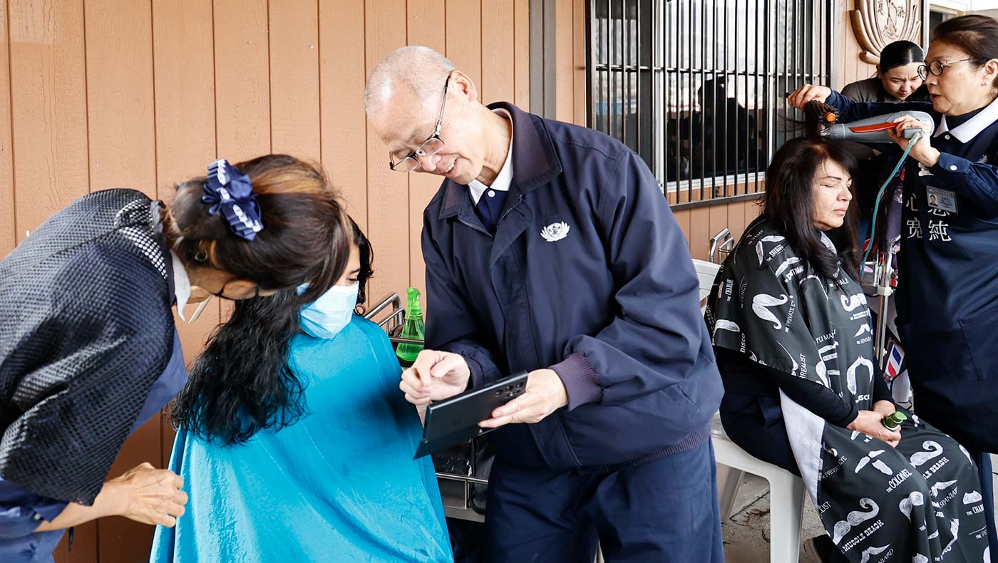 Volunteers thoughtfully provide hairstyles for the students to consider. Photo/Shuli Lo
