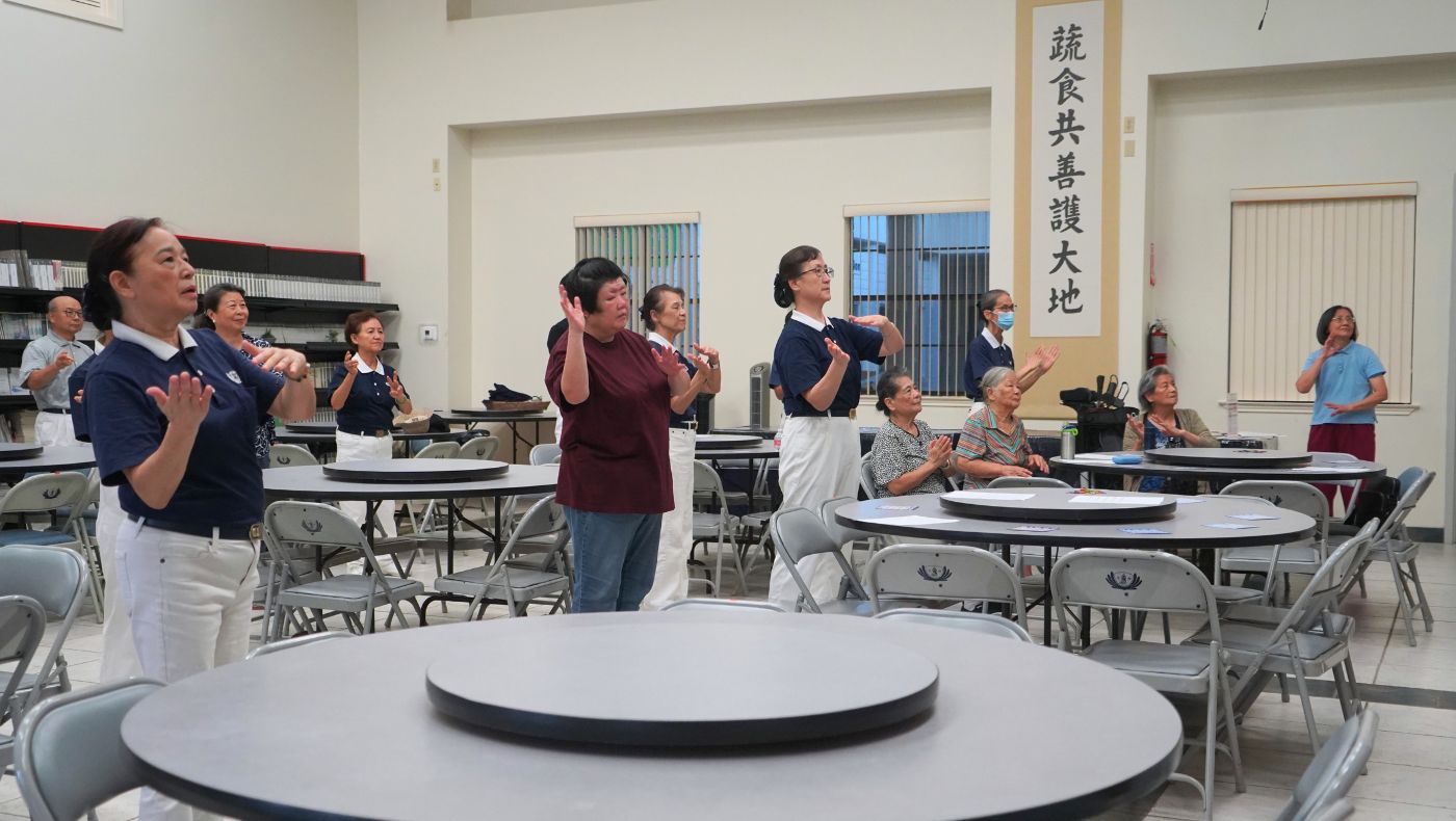 大家一起做手語體操，活動身心。攝影／葉晉宏