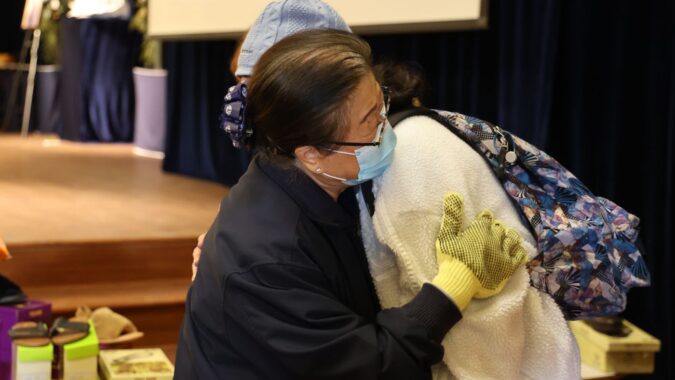 山火第八輪發放 陪災民走過災後路