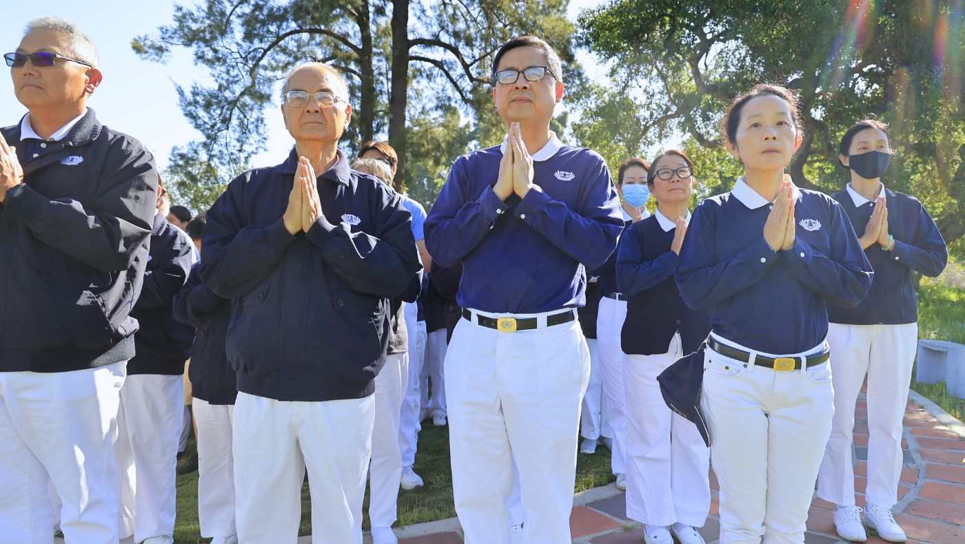 慈濟美國總會執行長李瓊薰（前排右一）帶領大家在園區的「好望角」，以最真摯的思念，將對證嚴法師的祝福與感念寄送而去。攝影／駱淑麗