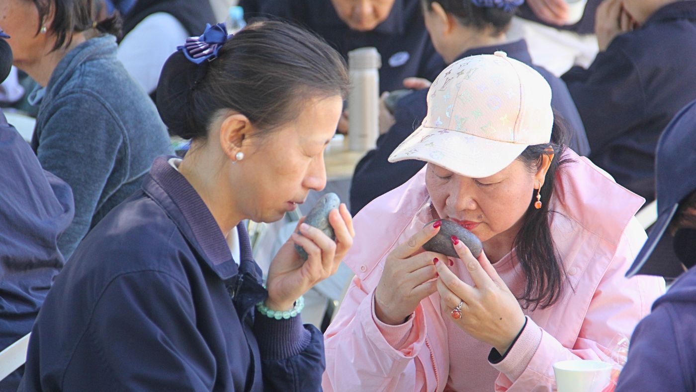 通過石頭，開啟大家的聽覺、視覺、嗅覺、味覺與觸覺。攝影／曾永忠