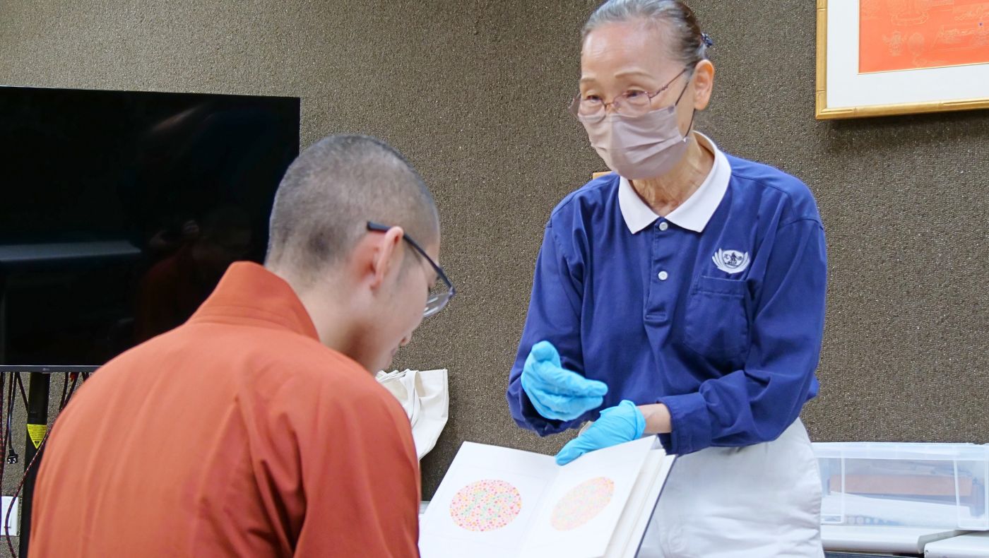 志工為法師做色盲測試。攝影／邱品豪