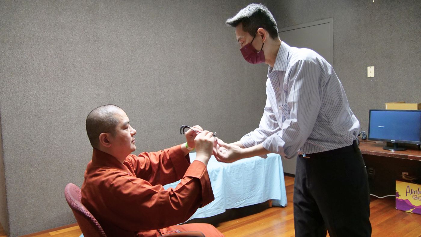 紐約人醫會醫師為法師檢查視力和矯正視力。攝影／邱品豪