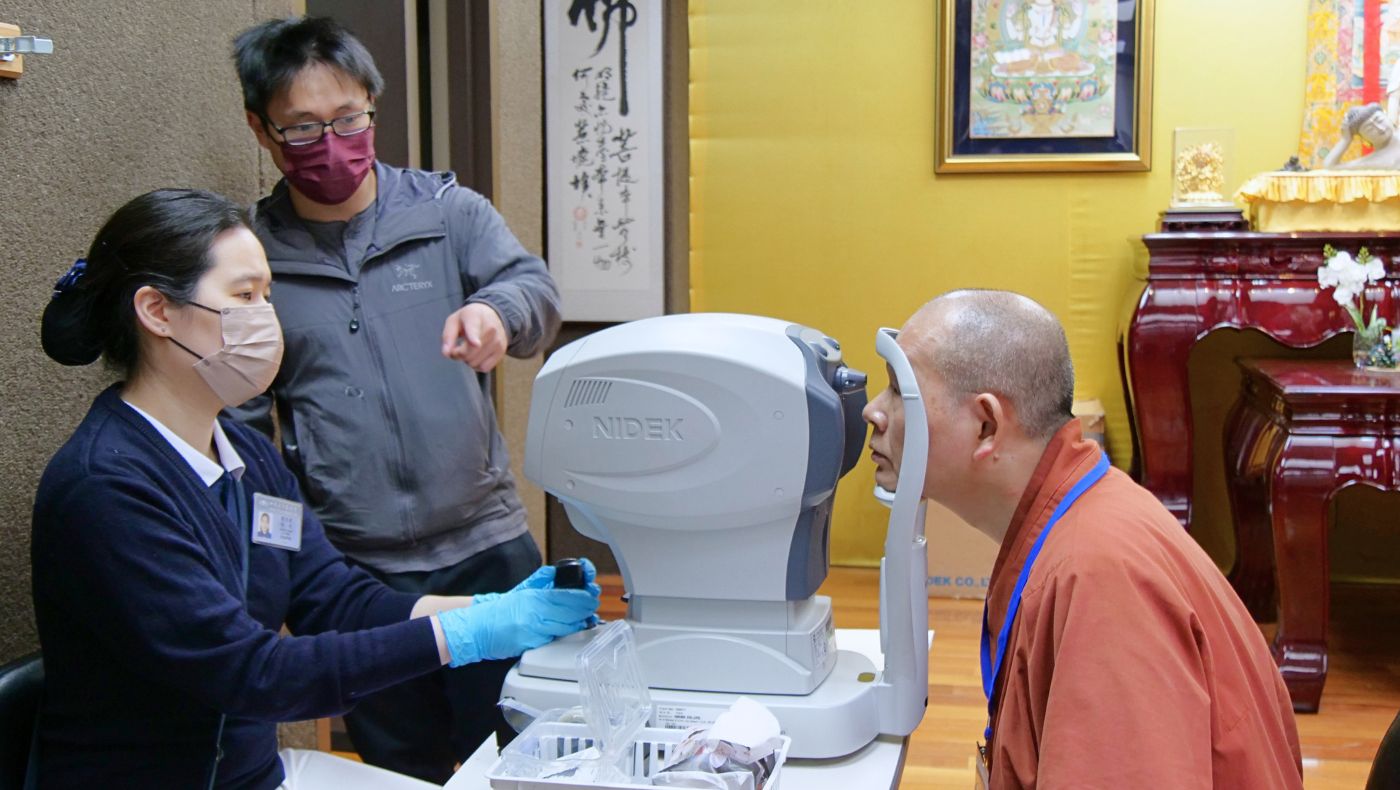 紐約人醫會醫師為法師檢查視力和矯正視力。攝影／邱品豪