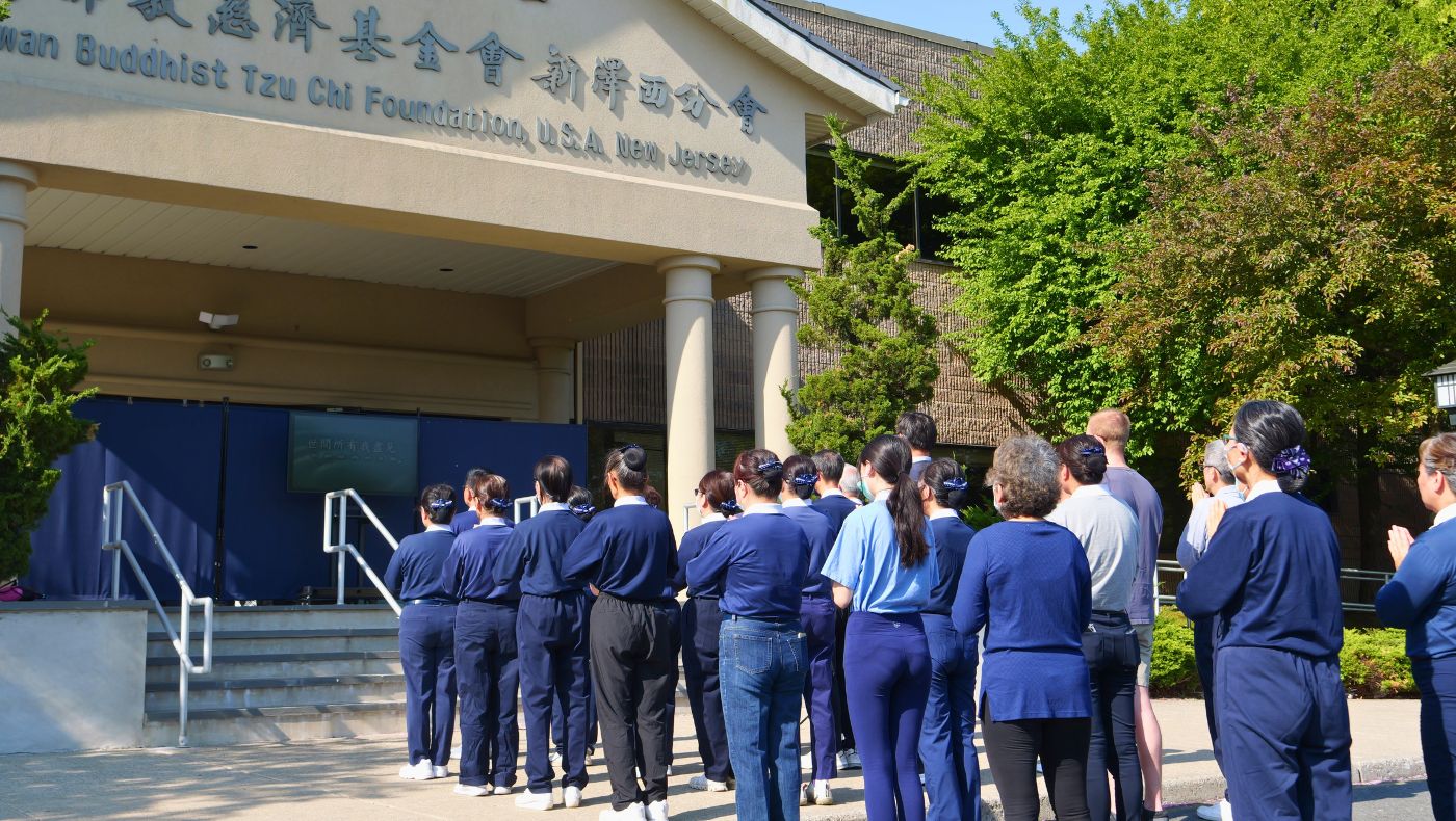 新澤西慈濟志工聚集在靜思堂外，齊心參與今年首次的經行法會。攝影／陳在新