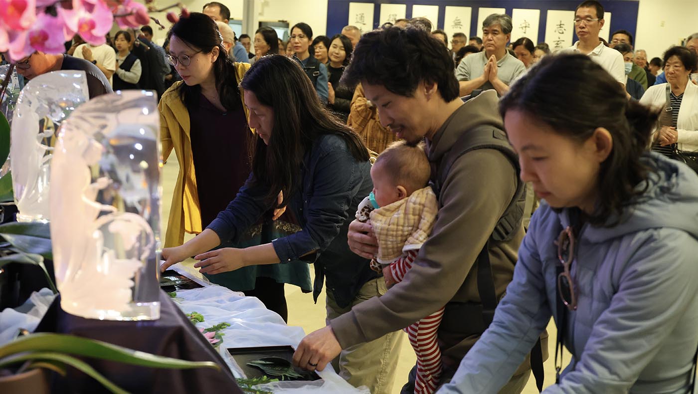 家長帶著孩子一起來參加浴佛典禮。攝影／王萬康