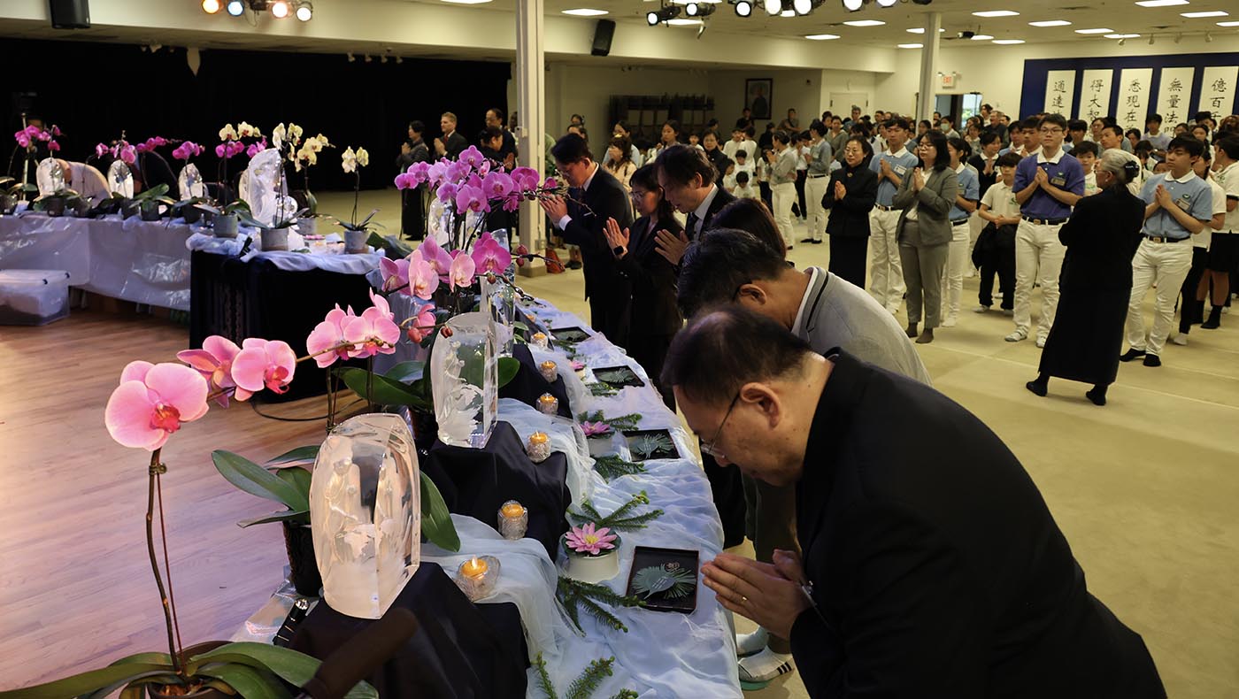 慈濟慈誠及委員依序向佛陀供燈燭獻花香。攝影／王萬康