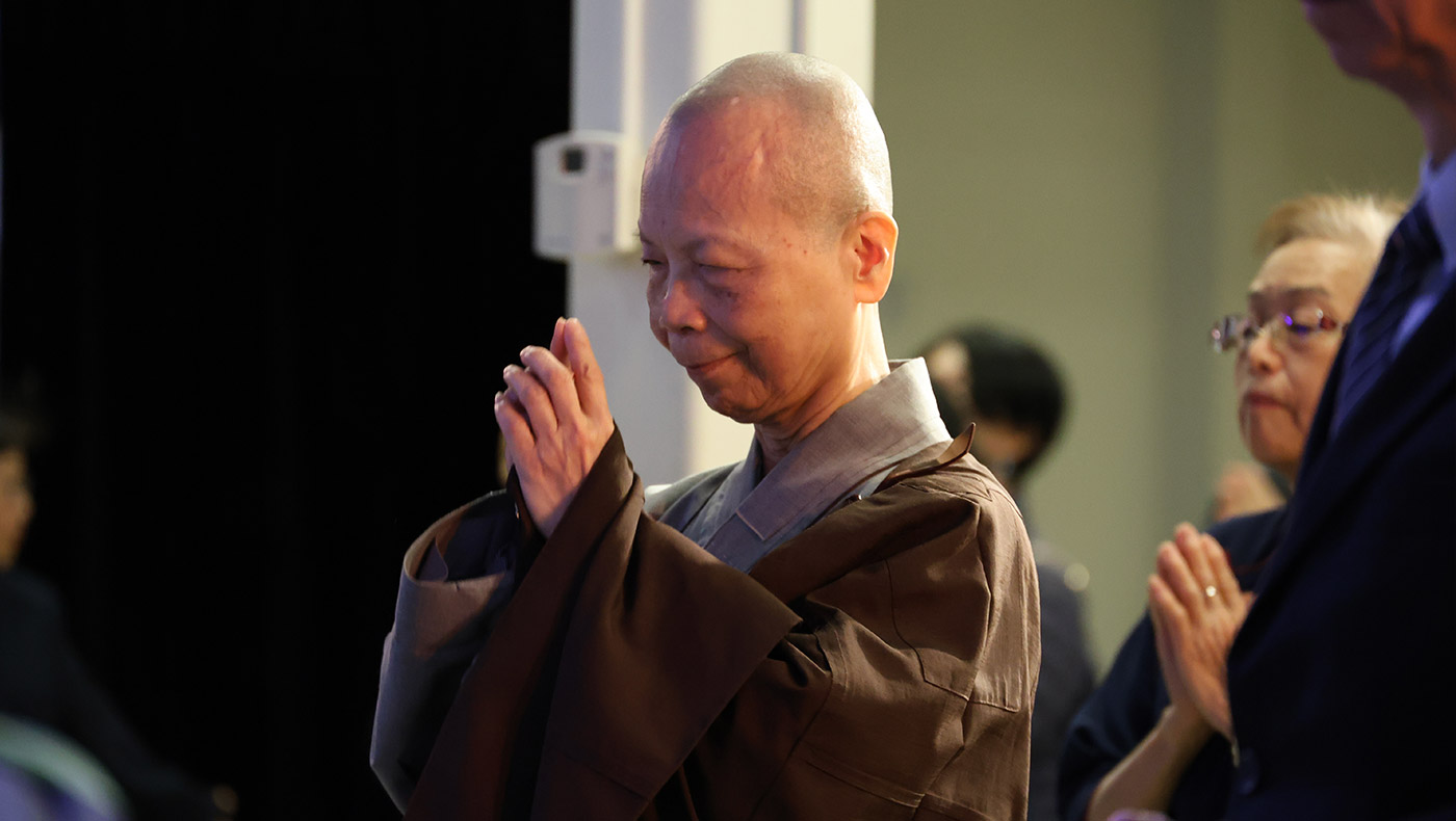 慈護法師率領大眾佛陀供燈燭獻花香。攝影／王萬康